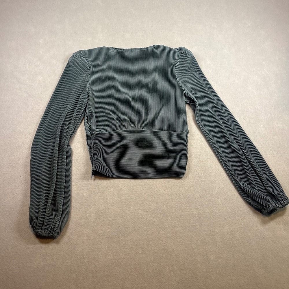 ASTR The Label Womens Plisse Pleated Cinched Front V-Neck Cropped Blouse Sage XS - Picture 4 of 5